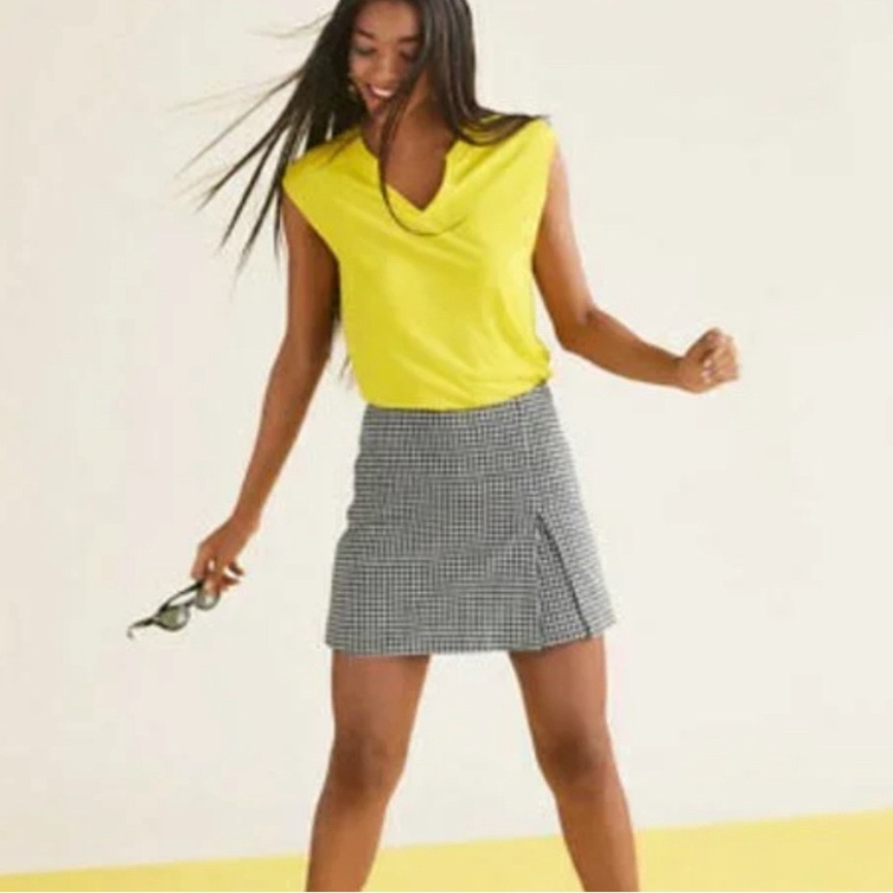 Cabi Notch Tee Buttercup - Picture 2 of 9